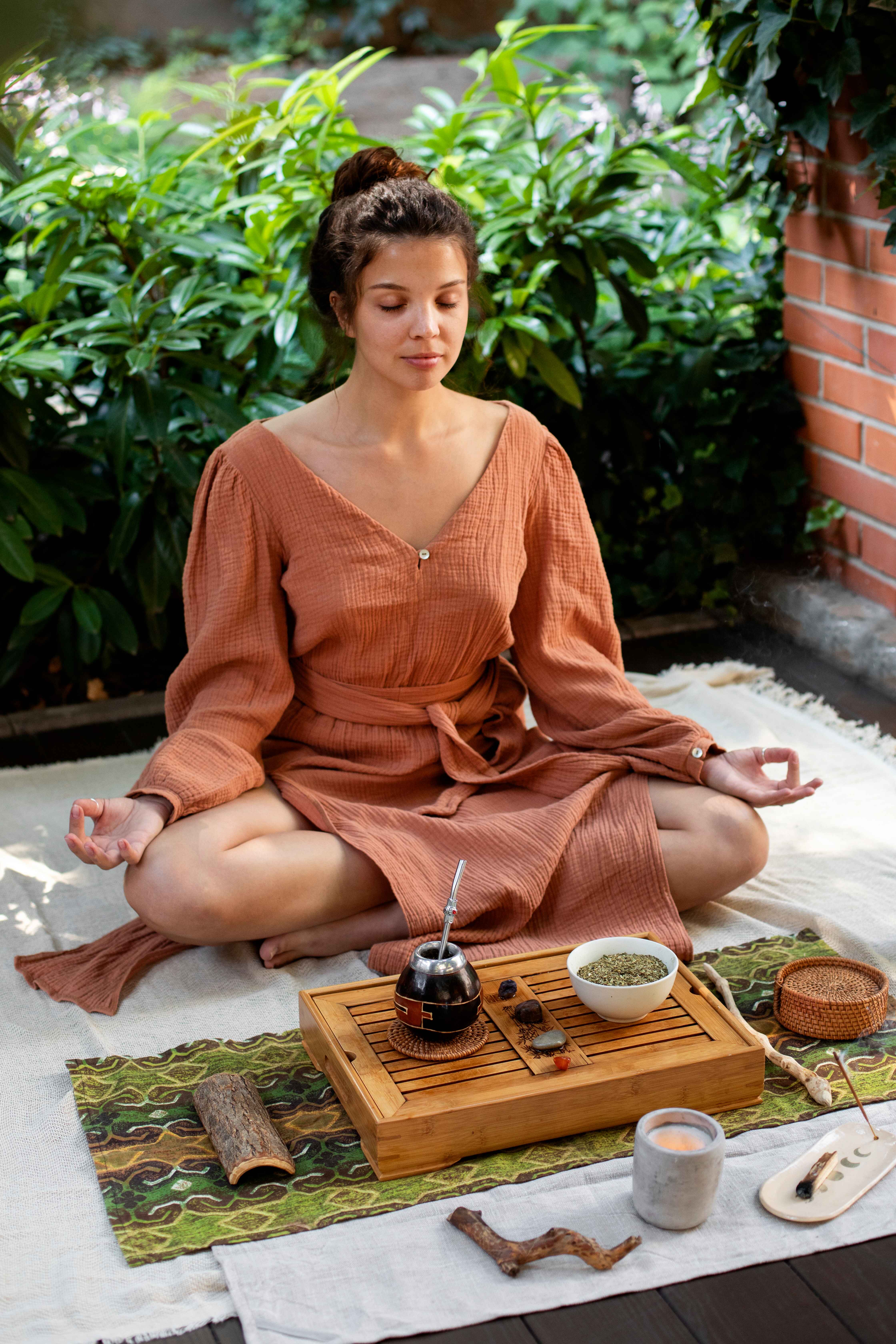 full-shot-woman-meditating-outdoors (1)